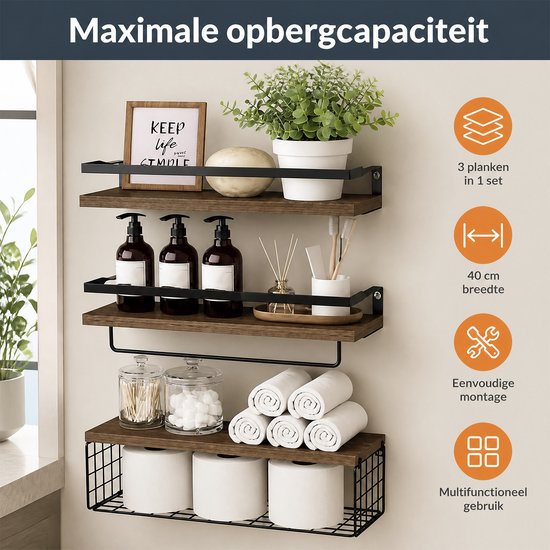 Houten wandplank met zwarte metalen houders, met flesjes, potjes, plant, boek en handdoeken. 3 planken, 40cm breed.