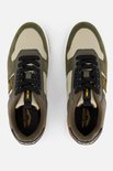 Boven aanzicht van twee groene sneakers met beige en grijze panelen, zwarte veters en PME Legend logo op de binnenzool.