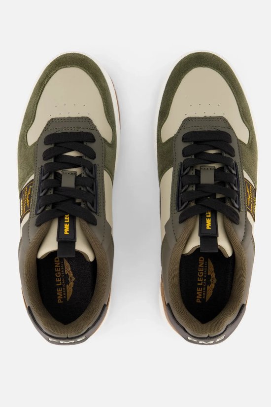 Boven aanzicht van twee groene sneakers met beige en grijze panelen, zwarte veters en PME Legend logo op de binnenzool.