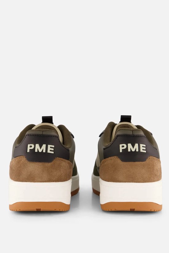 Achterkant van twee PME Legend sneakers in groen, bruin en zwart met "PME"-logo.