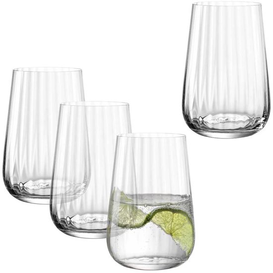 Ensemble de quatre verres à côtes verticales, un verre avec tranches de citron vert.