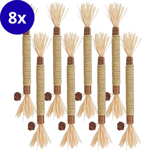 Acht matatabi stokjes met raffia en jute op witte achtergrond.