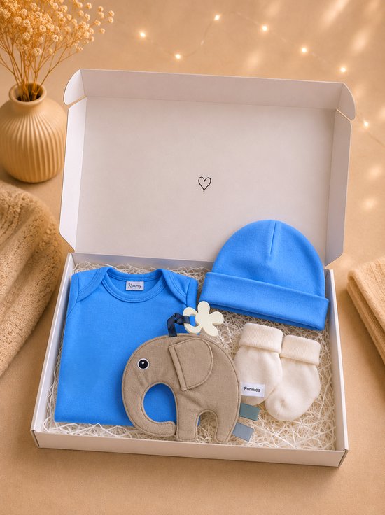 Een open geschenkdoos met een blauw rompertje, een blauw babymutsje, witte sokjes en een beige olifantenspeeltje.