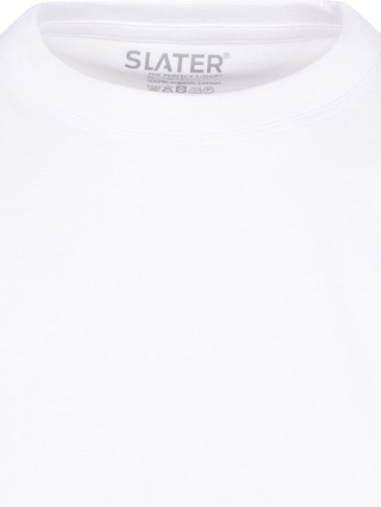 Detail van de ronde hals van een wit Slater T-shirt met wasinstructies.