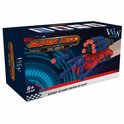 Verpakking met Super Hero Dart Shooter: rode handschoen met blauwe spinnenwebben, dubbele pijltjeslader, '6+ Jaar' en 'Schiet je dart en red de dag!'