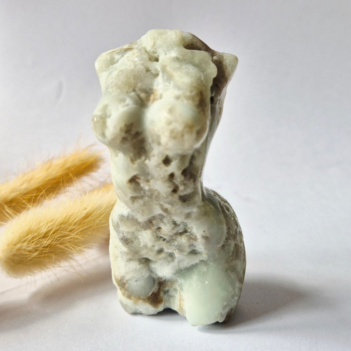 Moonlight Gemstones Caribbean Calciet vrouwenbeeldje 8 cm (#6) – handgeslepen edelsteen goddess carving Groen