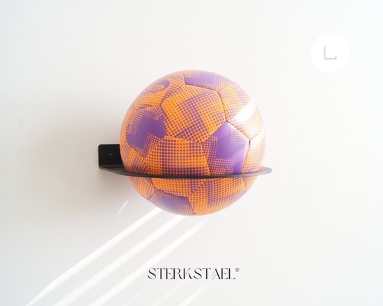 Ballon de football violet et orange sur un support de balle noir mural.