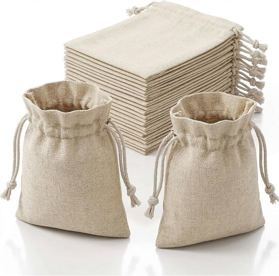 Stapel jute zakjes met trekkoordsluiting, twee zakjes vooraan.