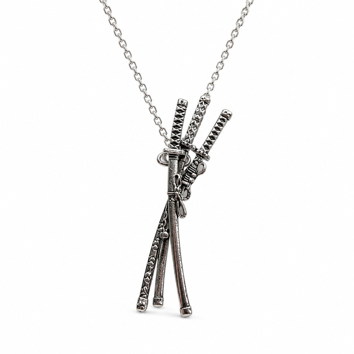 Enluxe Anime Straw Hat Zoro Drie Zwaarden Zilveren Ketting – Premium Metalen Accessoire Geïnspireerd door One Piece