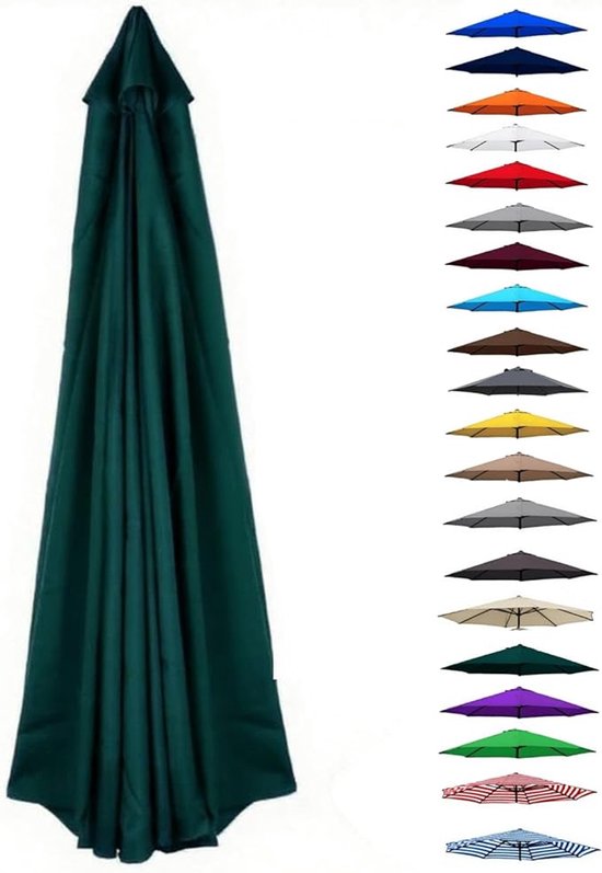 Donkergroene, gesloten parasol naast een reeks gekleurde, open parasols.