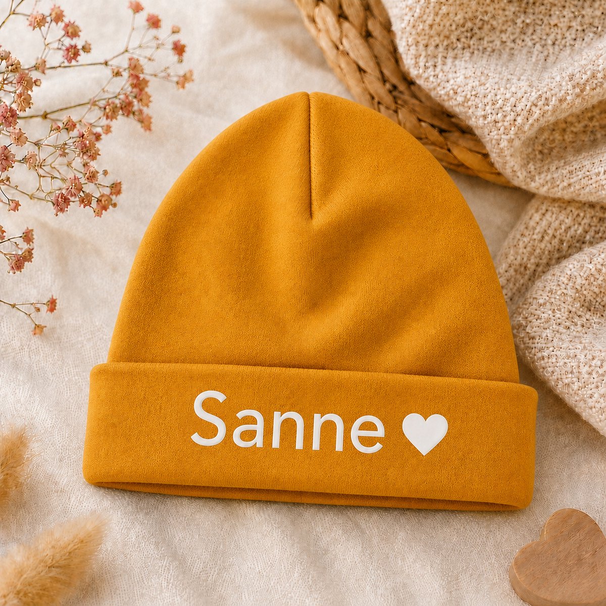 Babymutsje Okergeel met Naam – Gepersonaliseerd Newborn Mutsje Geel – Kraamcadeau Baby – Okergeel unisex