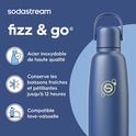 Donkerblauwe Sodastream fles van 30 cm hoog met goudkleurig logo. Beschikbaar met "fizz & go" en "Acer inoxydable de haute qualité".