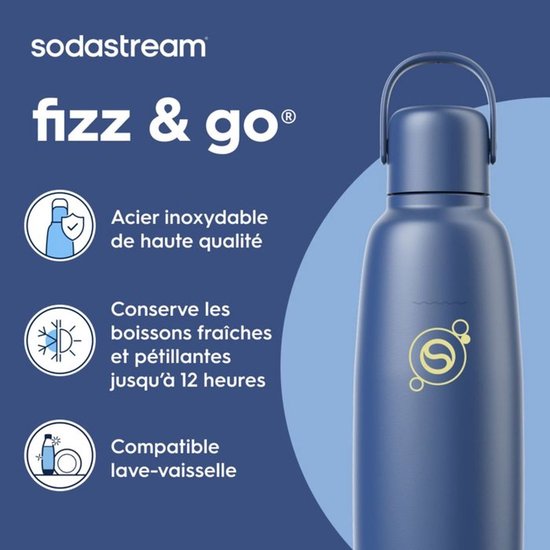 Donkerblauwe Sodastream fles van 30 cm hoog met goudkleurig logo. Beschikbaar met "fizz & go" en "Acer inoxydable de haute qualité".