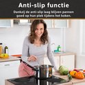 Vrouw met kooklepel bij een pan op inductiekookplaat met drie ronde matten. "Anti-slip functie"