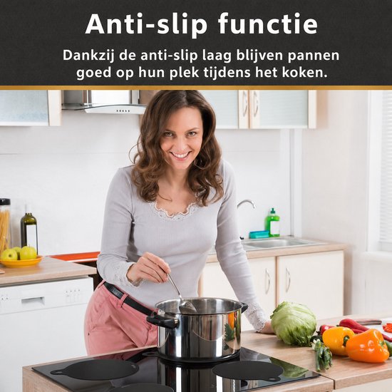 Vrouw met kooklepel bij een pan op inductiekookplaat met drie ronde matten. "Anti-slip functie"