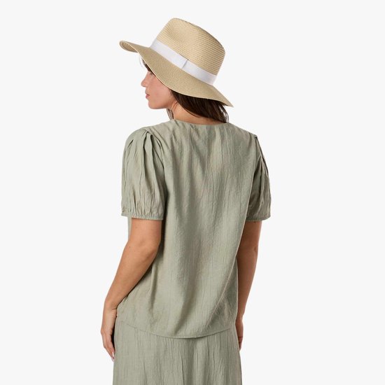 Achterkant van een lichtgroene blouse met korte, gepofte mouwen en een strooien hoed met wit lint.
