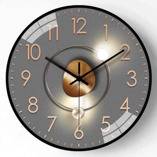 Moderne ronde wandklok met grijze wijzerplaat, koperen cijfers, gouden ring, gouden bal en parel.