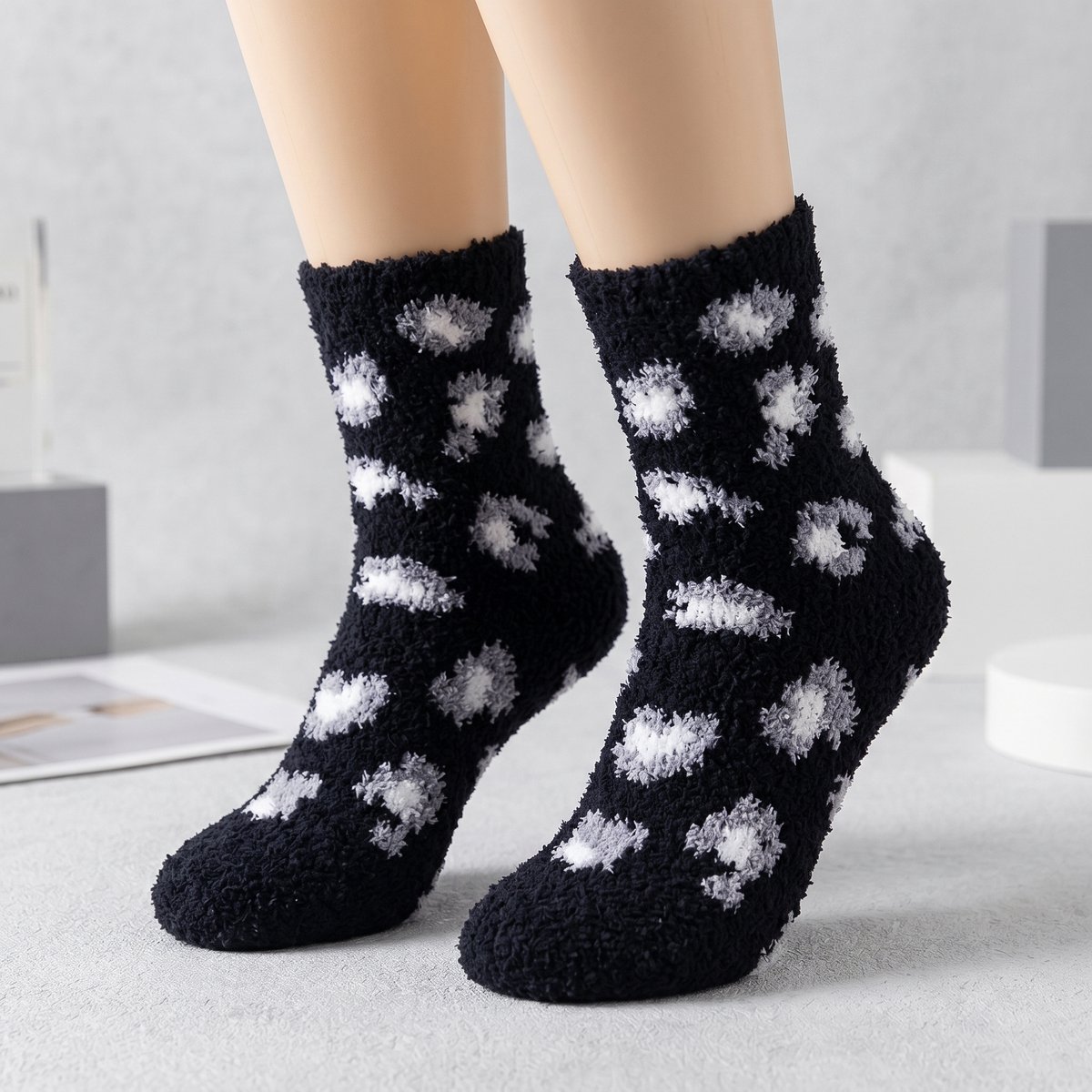 Fluffy Dames Sokken - huissokken - zwart - gestipt - panter print - 36 - 40 - Drukvrije boord - cadeau voor haar - Valentijn - Kerst cadeau - geschenk vrouwen - verjaardagscadeau - extra zacht