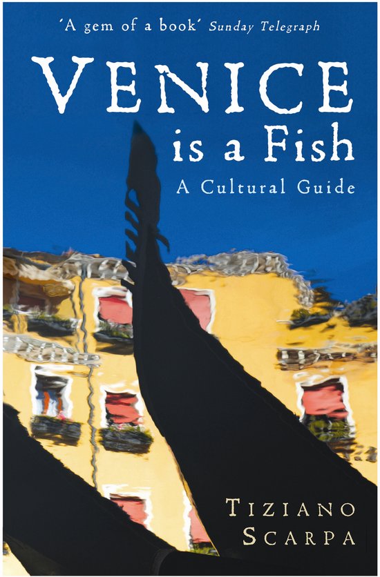 Boek 'Venice is a Fish, A Cultural Guide' door Tiziano Scarpa. De cover toont een reflectie van Venetië in het water, met een gondel en gele gebouwen.
