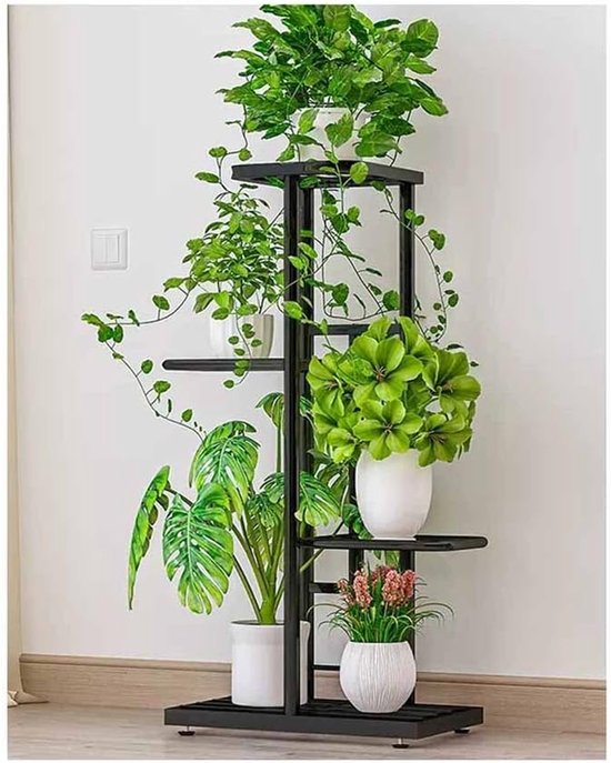 Zwart, vier etages hoog plantenrek met diverse groene planten in witte en beige potten, geplaatst in een woonkamer.