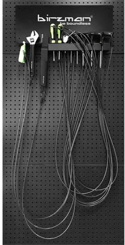 Birzman reparatiestation met zwarte pegboard-achtergrond, met fietsreparatietools en kabels.