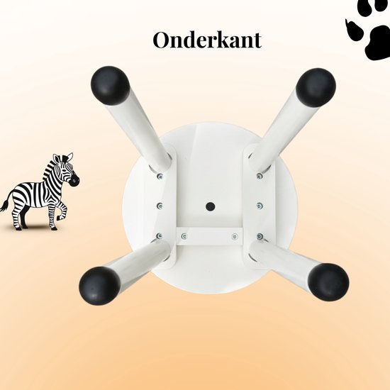 Onderkant van wit kinderstoeltje met zebraprint. Vier poten met zwarte dopjes.