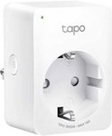 Witte Tapo slimme stekker met een groen LED-lampje aan de bovenkant en een aan/uit-knop aan de zijkant, getoond op een witte achtergrond.