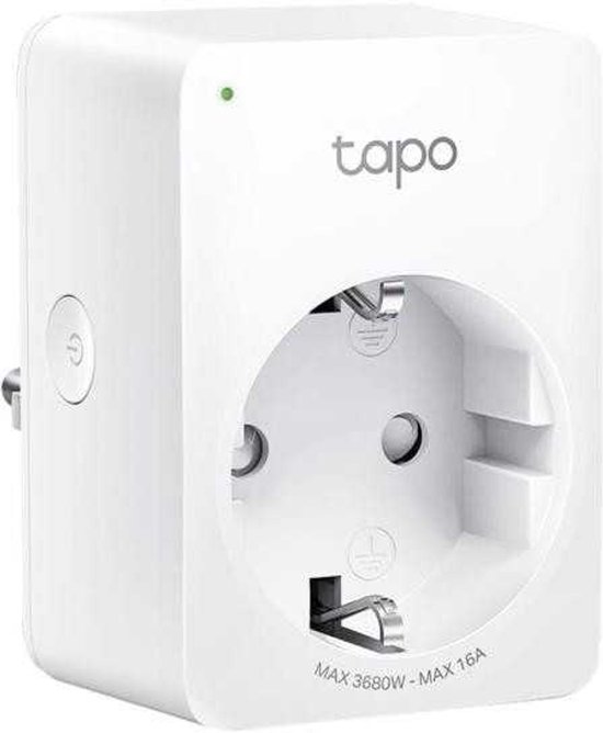 Witte Tapo slimme stekker met een groen LED-lampje aan de bovenkant en een aan/uit-knop aan de zijkant, getoond op een witte achtergrond.