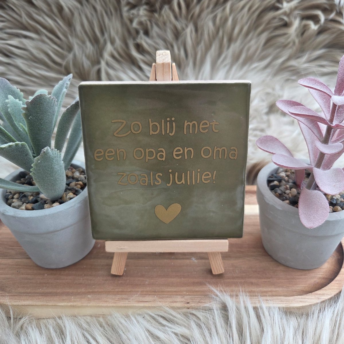 Robuust wenstegeltje – Zo Blij met een opa en oma zoals Jullie – 10x10 cm – Spreuktegel – Cadeau voor opa en oma – Trendy nu – Zomaar – Familie – Decoratief Tegeltje met Standaard – Cadeau Idee
