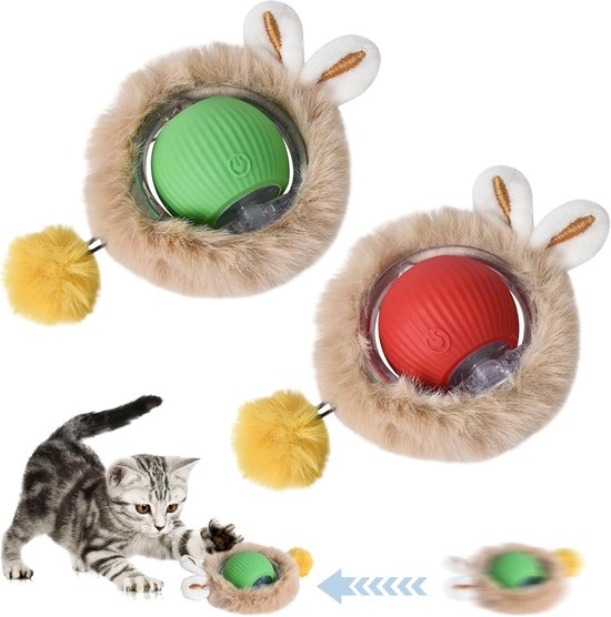 Twee pluizige, ronde speeltjes met konijnenoortjes. Eén heeft een groene bal, de ander een rode bal. Een kleine cyperkat speelt met een groen speeltje op een witte achtergrond.