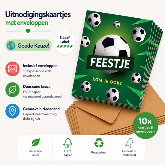 Groene uitnodigingskaarten met voetballen, tekst 'FEESTJE KOM JE OOK?' en bruine enveloppen. 10 stuks.