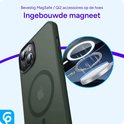 Donkergroen hoesje met MagSafe-ring en Apple-logo, met illustratie van ingebouwde magneet.