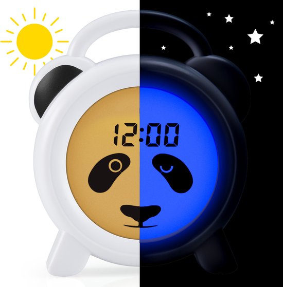 Witte panda wekker, half in daglicht met zon, half in nacht met sterren en blauw display.