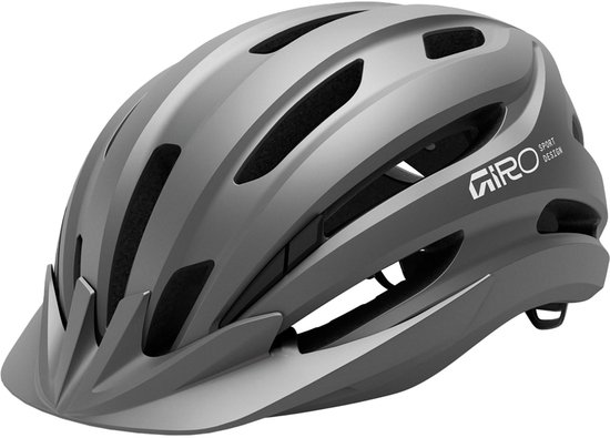 Giro fietshelm in matgrijs met ventilatieopeningen en vizier. Het Giro logo staat op de zijkant.