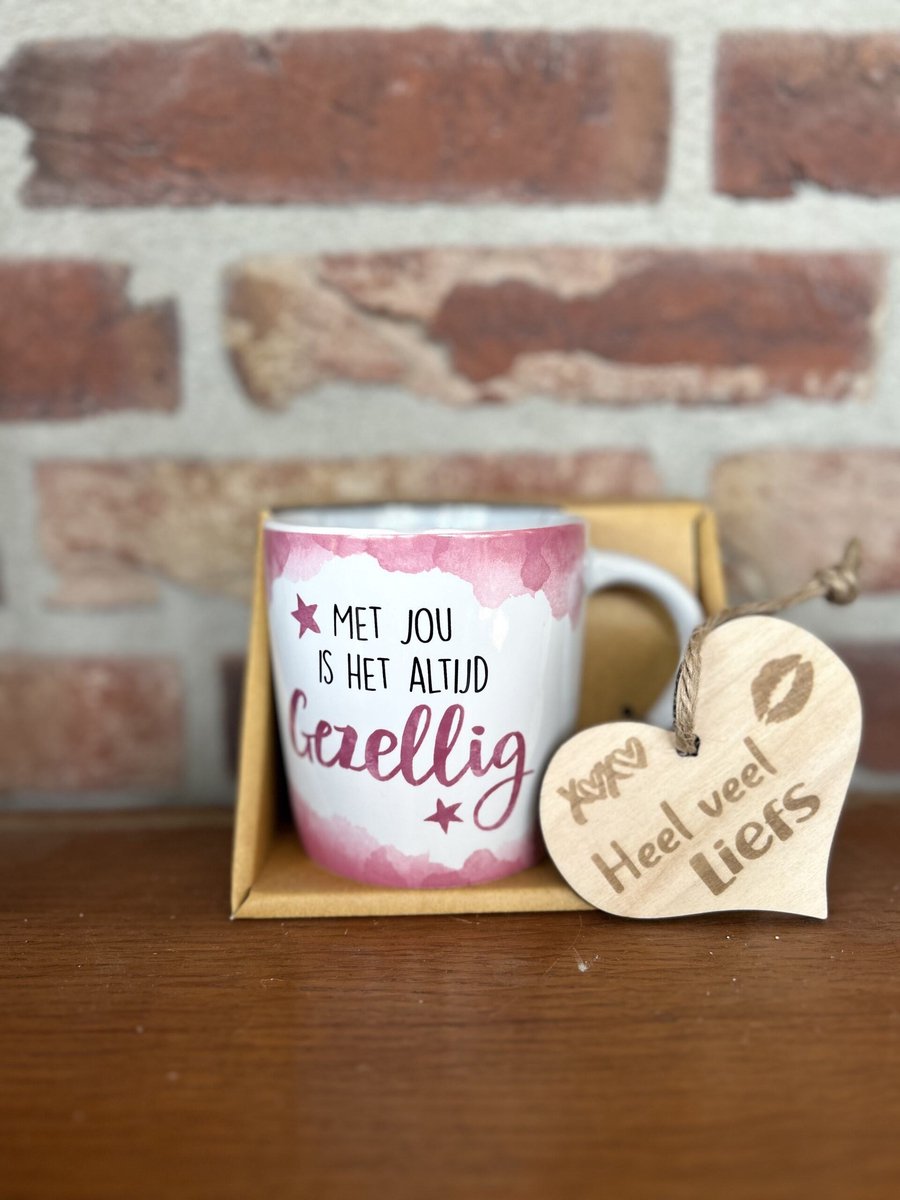 Creaties van hier – Mok Gezellig met houten hartje – porselein – 9 cm – cadeau