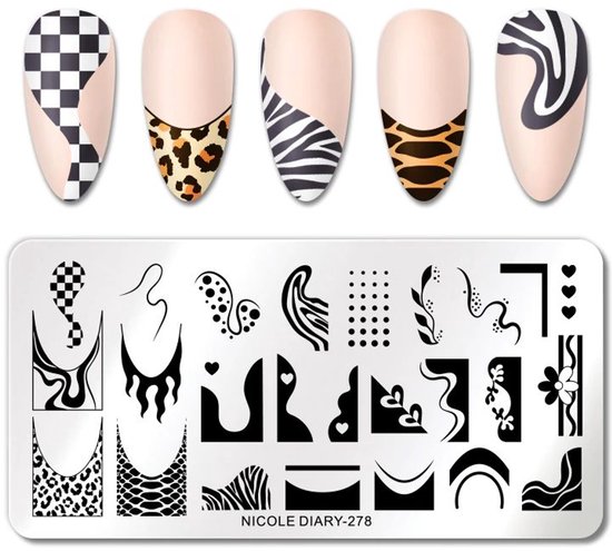 Vijf nagels met patronen van ruitjes, luipaardprint, zebraprint en zwarte en witte golven, met een stempelplaat ernaast.