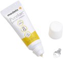 Een open tube Medela Purelan Lanolin cream met crème die eruit komt, met dop en zegel ernaast.