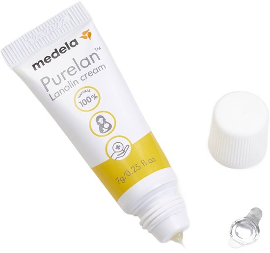 Een open tube Medela Purelan Lanolin cream met crème die eruit komt, met dop en zegel ernaast.