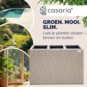 Beige vlechtwerk plantenbak met 3 vakken, ideaal voor binnen en buiten. Geïllustreerd met zwembad en tuin.