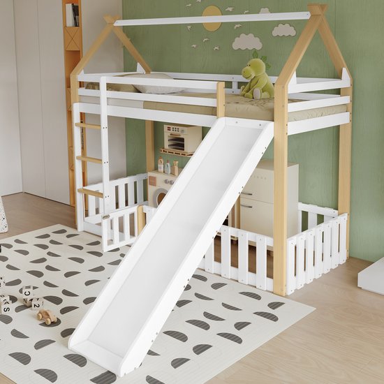 Wit kinderbed met houten frame, ladder, witte glijbaan en hekjes, speelgoedkeuken, koelkast en wasmachine in de ruimte eronder.