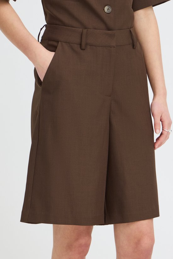 Model draagt bruine ICHI culotte, handen in de zakken.
