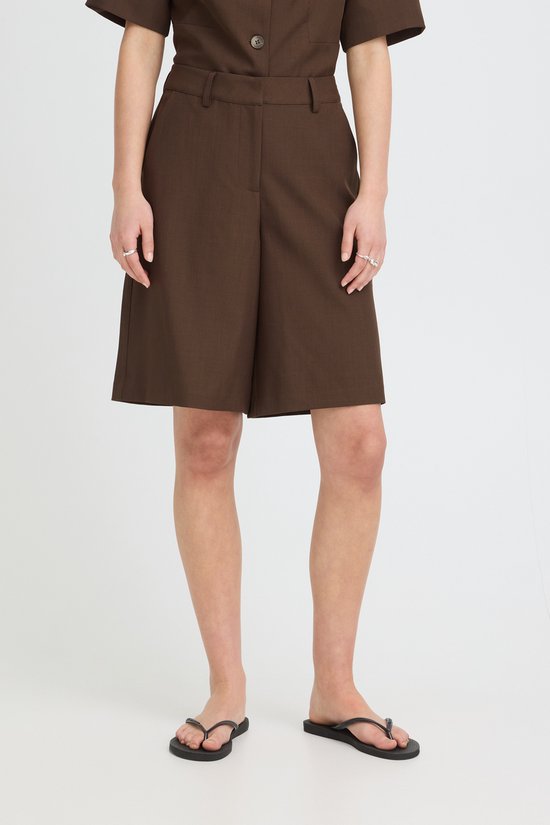 Model draagt een bruine ICHI culotte met ringen om de vingers.