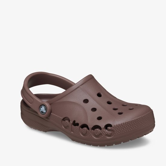 Zijaanzicht van een bruine Crocs klomp met logo op de band.