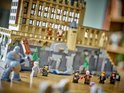 LEGO Harry Potter Poudlard le Grand Hall avec des personnages et un troll sur la base rocheuse.