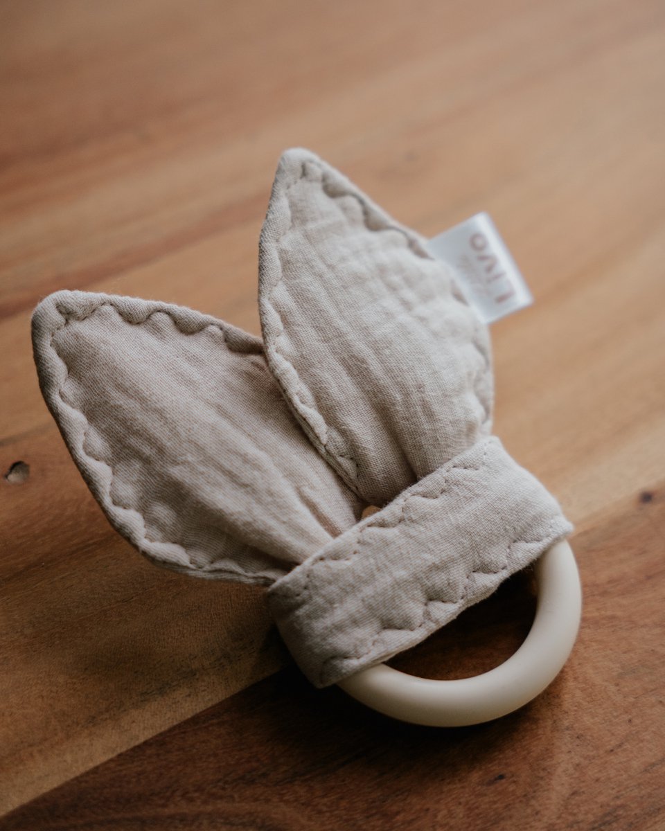 Little Livo Siliconen Bijtring Baby Taupe met Knisperende Konijnoortjes – Handgemaakt – Mousseline Katoen – Bijtspeelgoed – Zacht & Veilig