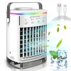 Witte Elcostar draagbare airco met een handvat, regenboogverlichting en 2 USB-kabels, naast ijsblokjes.
