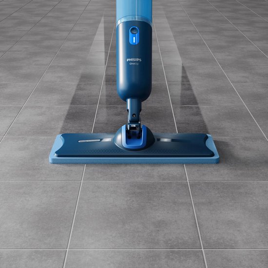Blauw dweildoek op een dweil met waterstraal op een grijze tegelvloer.