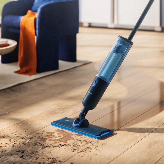 Philips OneUp dweil met blauw doek op een houten vloer, met vuil en water.