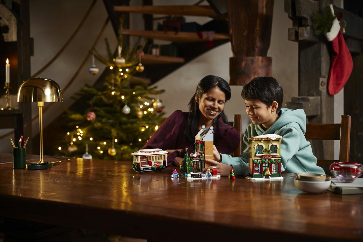 LEGO ICONS - 10308 - Kerst Dorpsstraat - Holiday Main Street — cadeau in Spellen & Speelgoed - foto 2