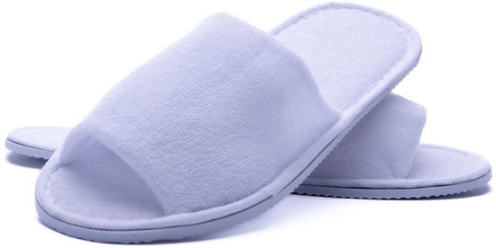 Een wit, badstoffen, open teenslipper met een grijze zool. Een tweede slipper is deels zichtbaar.